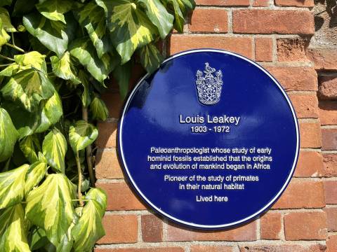 The blue plaque at Lous Leakey's House. The inscription reads "Palaeoanthropologist whose study of early hominid fossils established that the origins and evolution of mankind began in Africa"