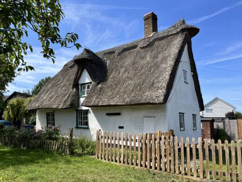 Photograph of a thatched cottage on the Green in Foxton