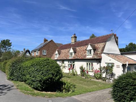 Photograph of a cottage on the High Street Foxton.