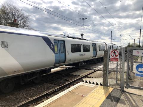 Photograph of a Thameslink train going through Shepreth Station